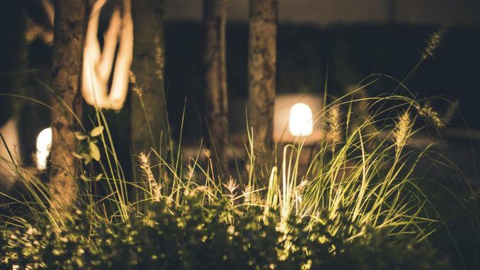 Siete ideas para iluminar tu jardín esta primavera y disfrutar de las noches de calor al aire libre