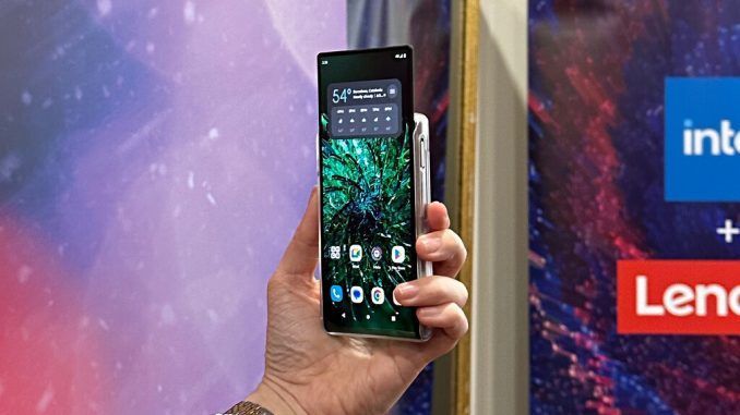 Motorola ha mostrado su prototipo de teléfono enrollable en el MWC 2023. Así pasa de 4 a 6,5 pulgadas de pantalla