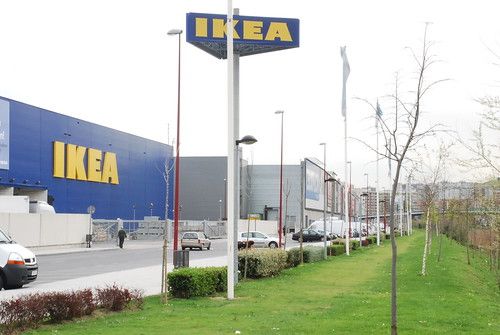 Aviso para viajeros confiados, robo en el aparcamiento de IKEA
