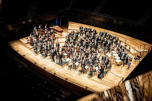 Músicos jóvenes con instrumentos antiguos con lo mejor de Beethoven y Mozart