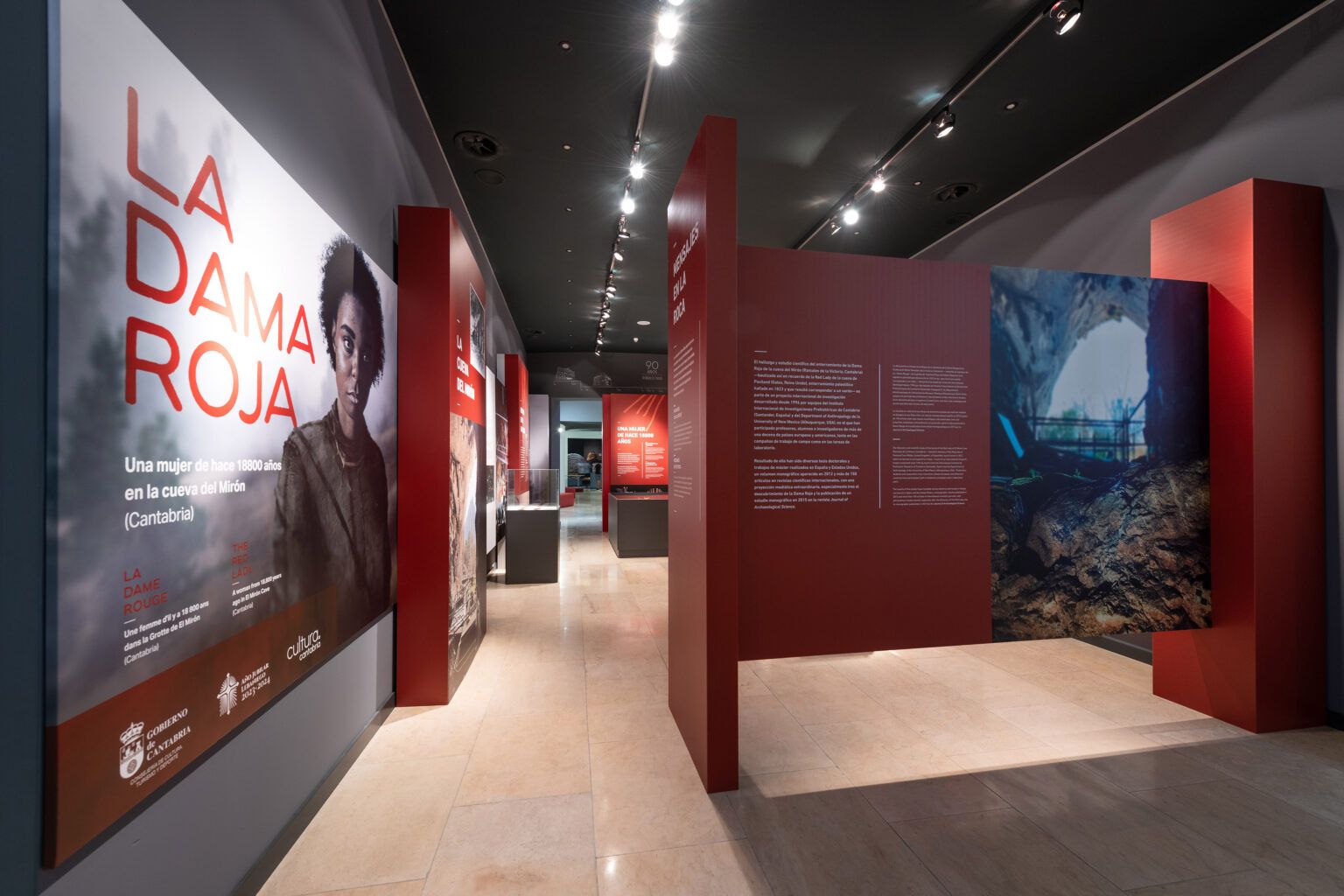 Exposición temporal sobre la Dama Roja de la cueva del Mirón en el MUPAC