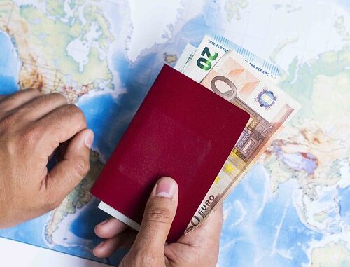 En agosto de 2025, cada español gastará una media de 1.090 euros en sus vacaciones, según Aladinia.com